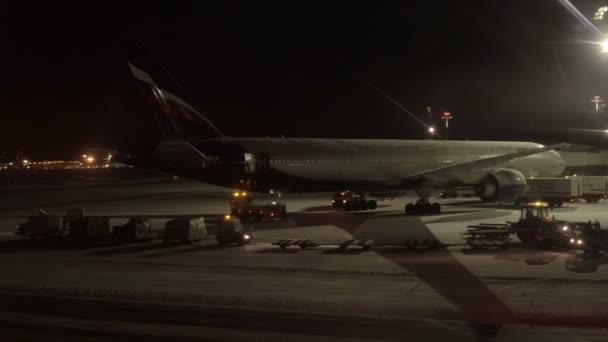 Аеропорт вночі — стокове відео