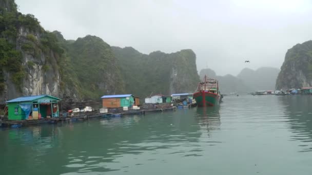 Voyager à travers le village sur l'eau — Video