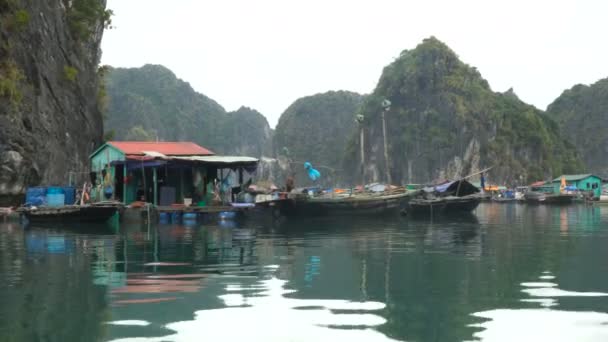 Villaggio di pescatori galleggianti — Video Stock