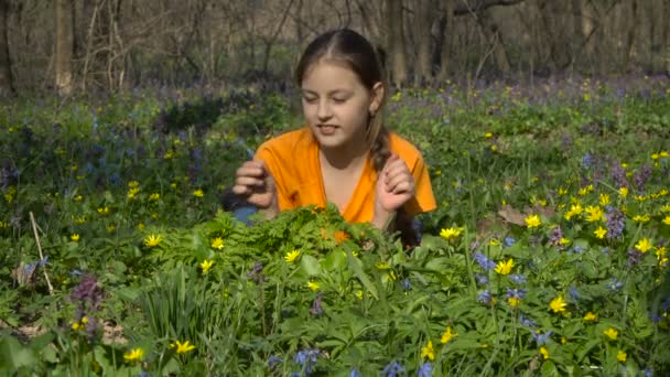 A teenage girl lies in a spring grass — Stock Video