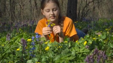 küçük kız çim üzerinde yalan