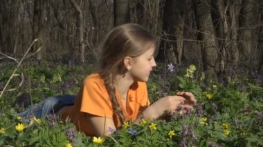 küçük kız çim üzerinde yalan