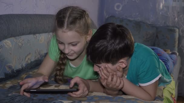 Menino e menina jogar com tablet pc — Vídeo de Stock