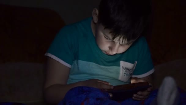 Menino jogar com tablet pc — Vídeo de Stock