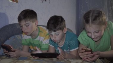 Tablet içinde oynayan çocuklar