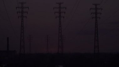 Gün doğumunda yüksek voltajlı Güç Hatları
