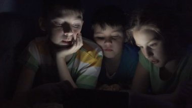 Çocuk oyun tablası üzerinde