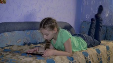 Kız ile tablet pc oyun