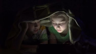 Tablet ile oynayan çocuklar