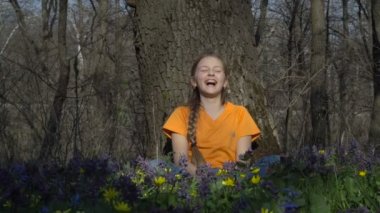 Bir bahar ormandaki mutlu küçük kız