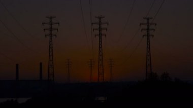 Gün doğumunda yüksek voltajlı Güç Hatları