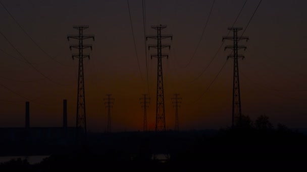 Високовольтні лінії електропередач на сході сонця — стокове відео