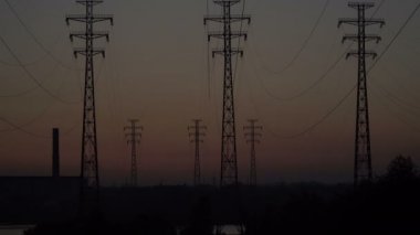 Gün doğumunda yüksek voltajlı Güç Hatları.