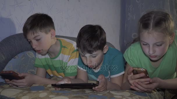 Boys and girl playing in the tablet — Stock Video