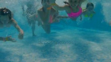 Çocuk Havuzu su altında yüzmek