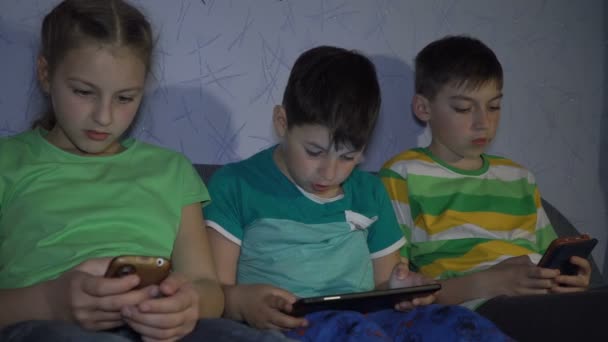 Meninos e menina brincando no tablet — Vídeo de Stock