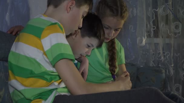 Crianças Meninos brincando com o tablet — Vídeo de Stock