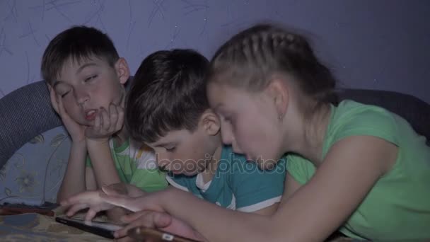 Дети играют на планшете — стоковое видео