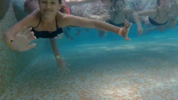 Kinderen zwemmen in het zwembad onder water — Stockvideo