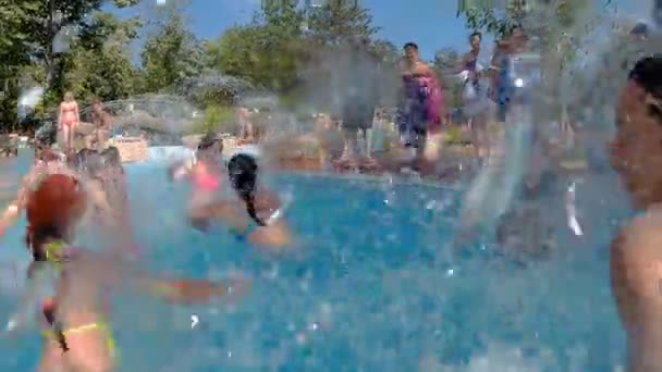 Niños felices se bañan y chapotean en la piscina — Vídeos de Stock