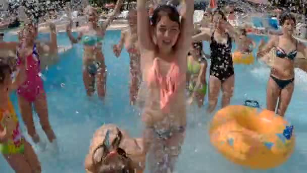 Glada barn bada och plaska i poolen — Stockvideo