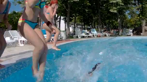 Kinderen zwemmen in het zwembad onder water — Stockvideo