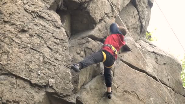 Boy rock climber — Stock Video