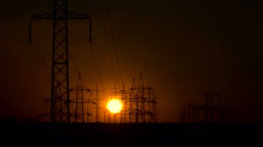 Yüksek voltajlı elektrik hatları. Sunrise.