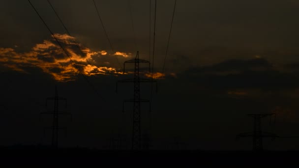 Sonnenaufgang. Kraftstoff und Stromerzeugung — Stockvideo
