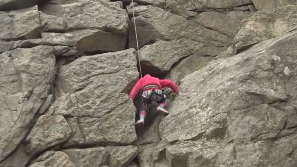 Маленька дівчинка альпініст — стокове відео