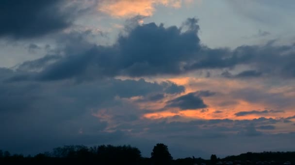 Solnedgång och rörliga moln — Stockvideo