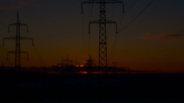 Високовольтні лінії електропередач. Схід сонця. — стокове відео