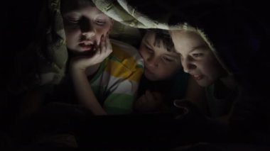 Tablet ile oynayan çocuklar