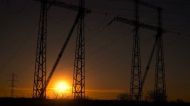 Gün doğumunda yüksek voltajlı Güç Hatları