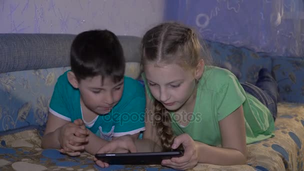 Niño y niña jugar con la tableta de PC — Vídeo de stock