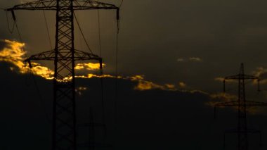 Gün doğumunda yüksek voltajlı Güç Hatları.