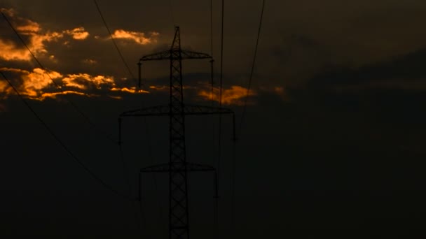 Высоковольтные линии электропередач на восходе солнца — стоковое видео