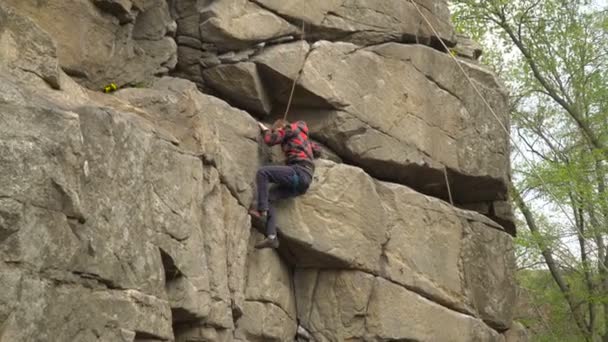 Pojken bergsklättrare — Stockvideo