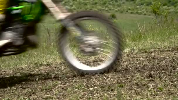 Motorrad rast auf Schotter aus nächster Nähe. — Stockvideo