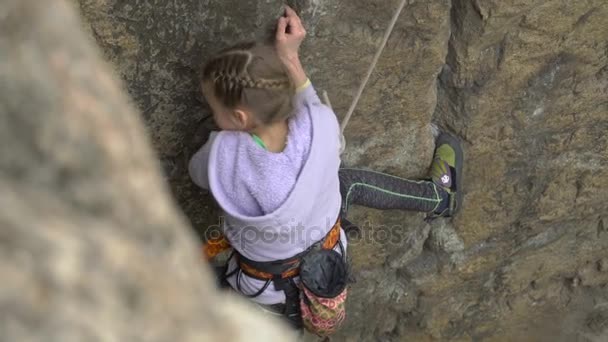 Girl rock climbing in nature — Stock Video