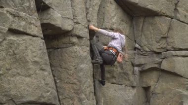 Doğada kız dağcılık