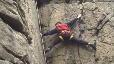 Genç adam kaya tırmanışı