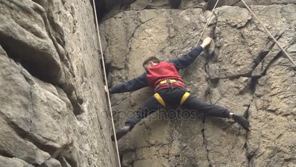 Young man rock climbing — Stock Video