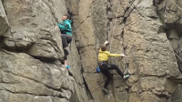 Boys rock climbing — Stock Video