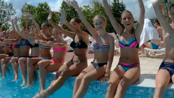 Счастливые дети купаются и плещутся в бассейне — стоковое видео