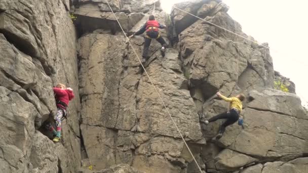 Çocuk kaya tırmanışı — Stok video