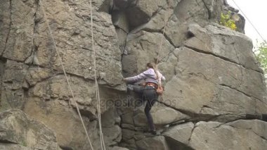 Doğada kız dağcılık
