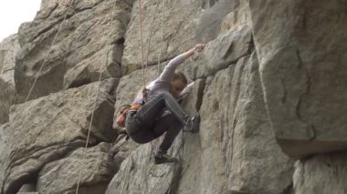 Doğada kız dağcılık