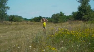 Kız bir mono-tekerlekli sürme