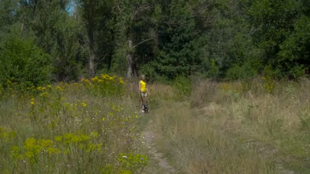 Дівчина їде на одне колесо — стокове відео